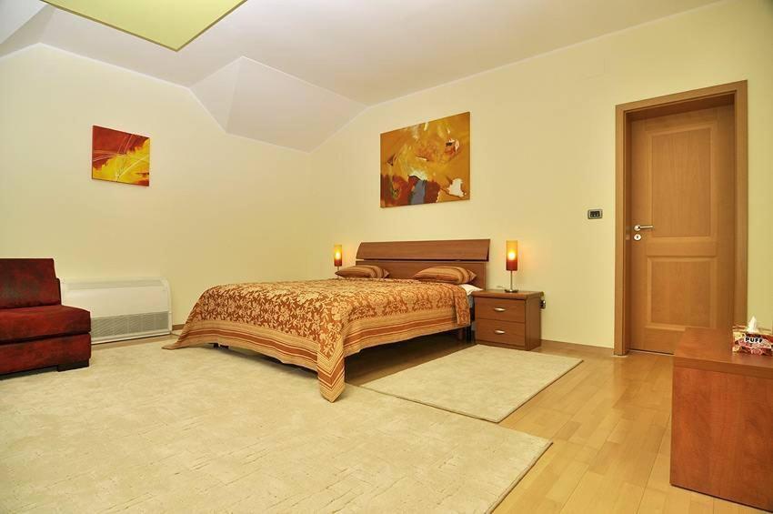 Villa Vitoria Giroc Rum bild